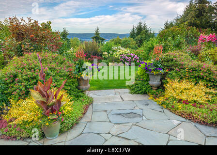 Maury-Vashon Island, WA: Terrassenförmig angelegten Staudengarten mit Steinplatten Terrasse Stockfoto