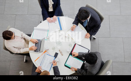 Business-Leute treffen am Tisch Stockfoto