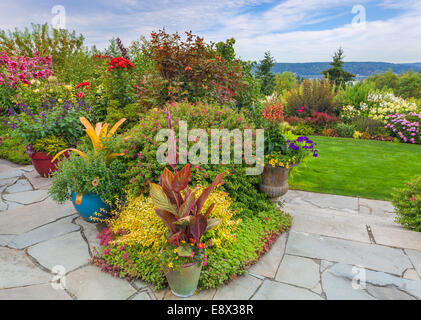 Maury-Vashon Island, WA: Terrassenförmig angelegten Staudengarten mit Steinplatten Terrasse Stockfoto