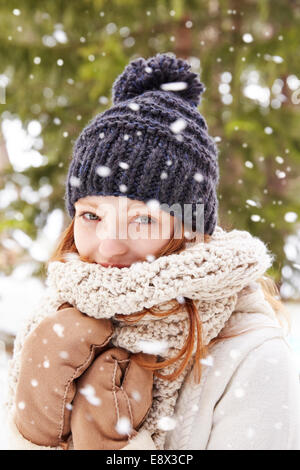 Frau mit Schal und Mütze im Schnee Stockfoto