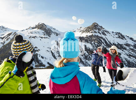 Familie mit einer Schneeballschlacht am Berg Stockfoto