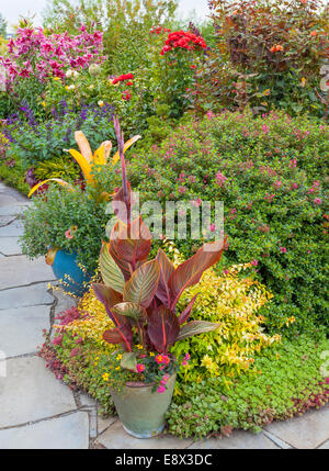 Maury-Vashon Island, WA: Terrassenförmig angelegten Staudengarten mit Steinplatten Terrasse Stockfoto