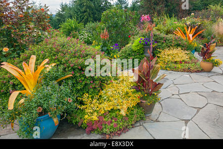 Maury-Vashon Island, WA: Terrassenförmig angelegten Staudengarten mit Steinplatten Terrasse Stockfoto