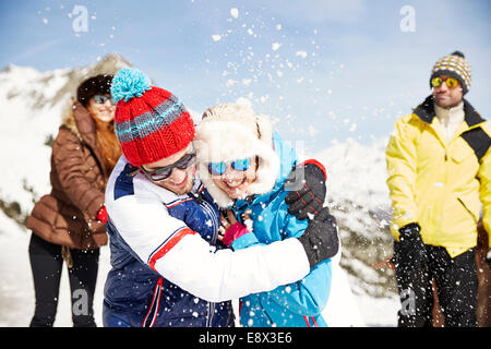 Paar im Schnee zusammen spielen Stockfoto
