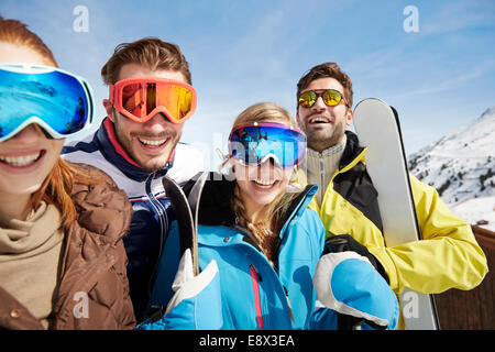 Freunde mit Skiern auf Berggipfel Stockfoto
