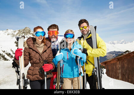 Freunde auf Mountain top Holding Ski zusammen Stockfoto