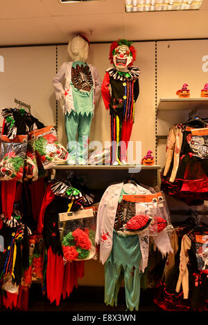Stock Foto - Kinder Halloween Outfits auf Display, Dunnes Stores, Foyleside Shopping Centre, Derry, Londonderry, nördlichen Ir Stockfoto