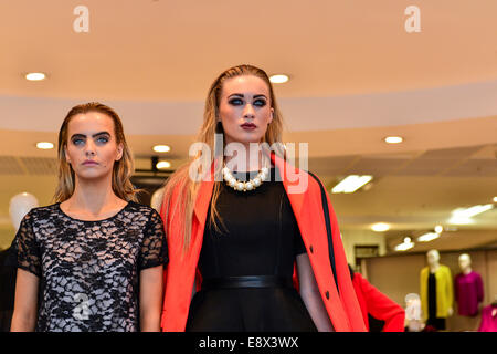 Stock Foto - zwei Frauen posieren als live-Models in Dunnes Stores, Derry, Londonderry, Nordirland. © George Sweeney /Alamy Stockfoto