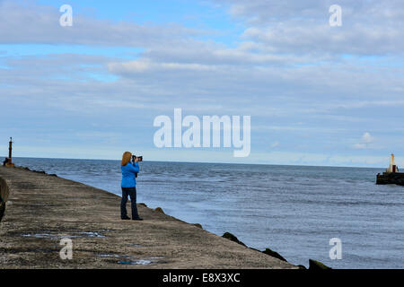 Stock Foto - Frau Fotografieren von Castlerock Pier, County Derry, Londonderry, Nordirland. © George Sweeney /Alamy Stockfoto