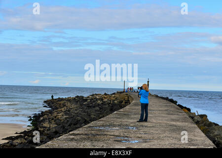 Stock Foto - Frau Fotografieren von Castlerock Pier, County Derry, Londonderry, Nordirland. © George Sweeney /Alamy Stockfoto