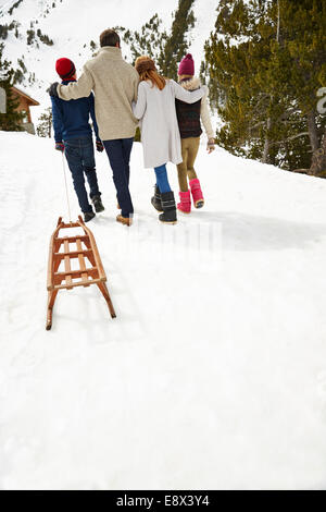 Familie zusammen im Schnee spazieren Stockfoto