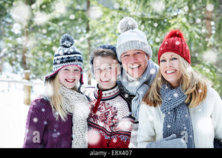 Familie umarmt im Schnee Stockfoto