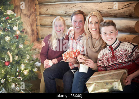 Familie Öffnung Geschenke zu Weihnachten Stockfoto