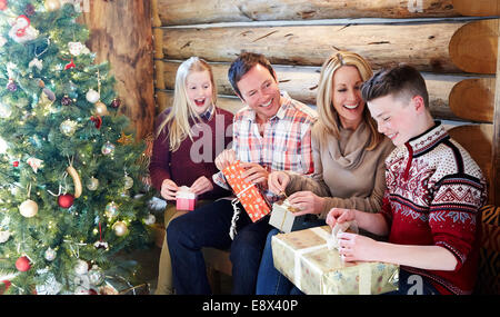 Familie Öffnung Geschenke zu Weihnachten Stockfoto