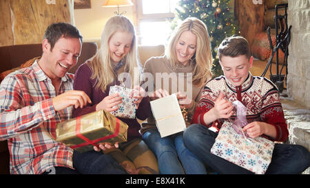 Familie Öffnung Geschenke zu Weihnachten Stockfoto