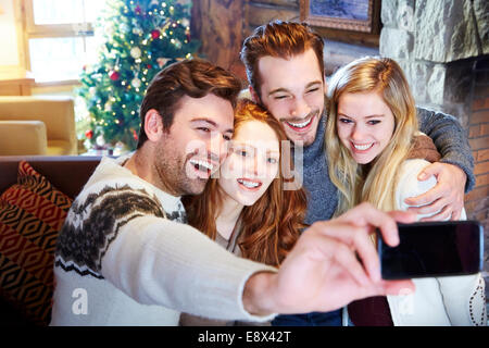 Freunde fotografieren zusammen im Blockhaus Stockfoto