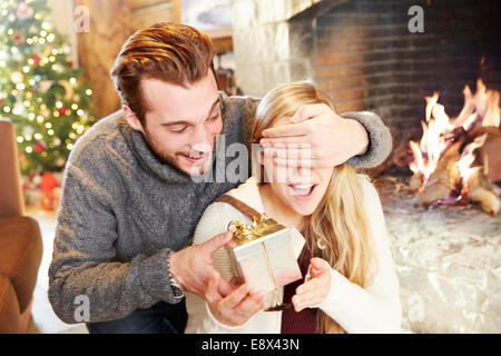 Paar Austausch von Geschenken zu Weihnachten Stockfoto