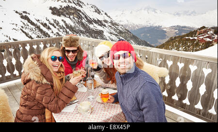 Freunde, genießen Drinks zusammen Stockfoto