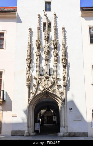 Gotisches Portal mit schiefen Turm des alten Rathauses in Brno, Tschechische Republik Stockfoto