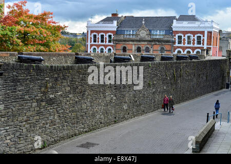 Stock Foto - Kanonen auf den Mauern aus dem 17. Jahrhundert Derry, Nordirland, Derry, Londonderry. © George Sweeney /Alamy Stockfoto