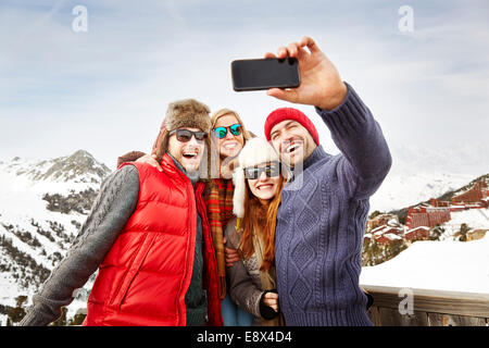 Freunde fotografieren zusammen im Schnee Stockfoto