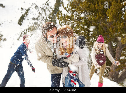 Freunde spielen im Schnee Stockfoto