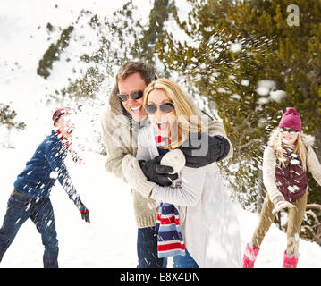 Familie mit einer Schneeballschlacht im Schnee Stockfoto