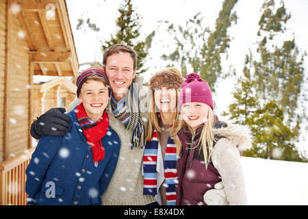 Familie umarmt im Schnee Stockfoto