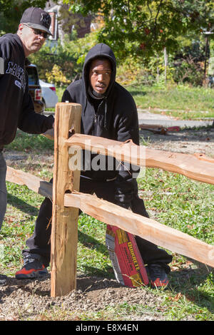 Detroit, Michigan - der drei Meile Block Club baut einen Park auf drei Baulücken, wo Häuser verlassen worden war. Stockfoto