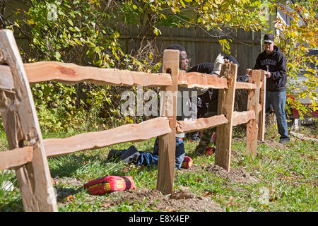 Detroit, Michigan - der drei Meile Block Club baut einen Park auf drei Baulücken, wo Häuser verlassen worden war. Stockfoto