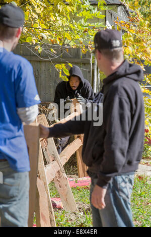 Detroit, Michigan - der drei Meile Block Club baut einen Park auf drei Baulücken, wo Häuser verlassen worden war. Stockfoto