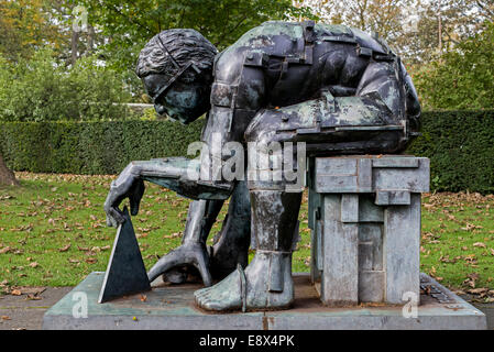 „Master of the Universe“ alias „Newton after Blake“ von Eduardo Paolozzi am Eingang der Gallery of Modern Art (Two) in Edinburgh, Schottland, Großbritannien. Stockfoto