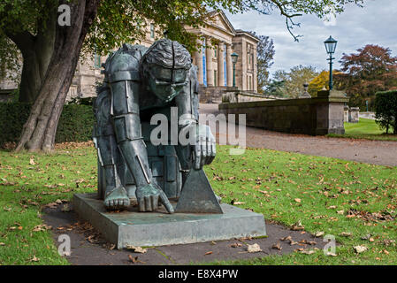 Die Figur von Sir Isaac Newton von Sir Eduardo Paolozzi in Bronze am Eingang der Gallery of Modern Art (Two) in Edinburgh, Schottland, Großbritannien Stockfoto