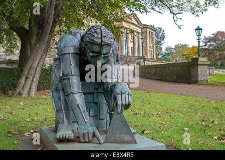 Die Figur von Sir Isaac Newton von Sir Eduardo Paolozzi in Bronze am Eingang der Gallery of Modern Art (Two) in Edinburgh, Schottland, Großbritannien Stockfoto