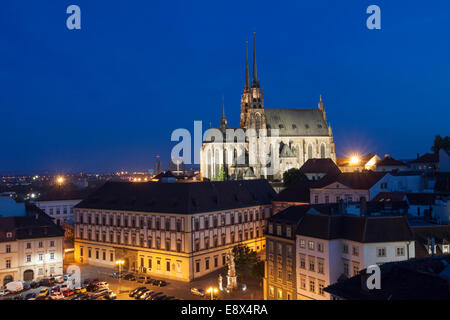 Brünn-Übersicht mit beleuchteten Kathedrale.  Tschechische Republik Stockfoto