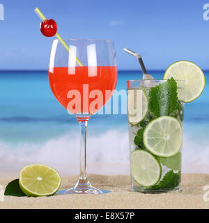 Cocktails und kalte Getränke am Strand mit Sand und Meer Stockfoto