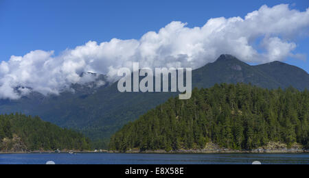 British Columbia, Kanada: Blick auf Wolke gehüllt Bergen über den ruhigen Gewässern des Zentrum Kanal, Desolation Sound Stockfoto