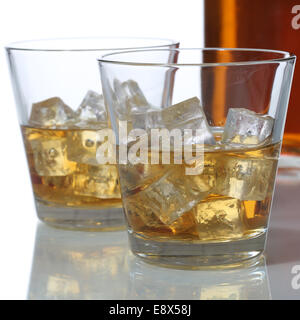Kalten Whisky oder Whiskey in ein Glas und eine Flasche mit Eiswürfeln Stockfoto