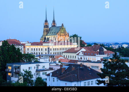 Brünn-Übersicht mit beleuchteten Kathedrale.  Tschechische Republik Stockfoto