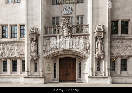 Vor dem Eingang zu den obersten Gerichtshof in Westminster früher der Middlesex Guildhall und das abschließende Berufungsgericht im Vereinigten Königreich Stockfoto