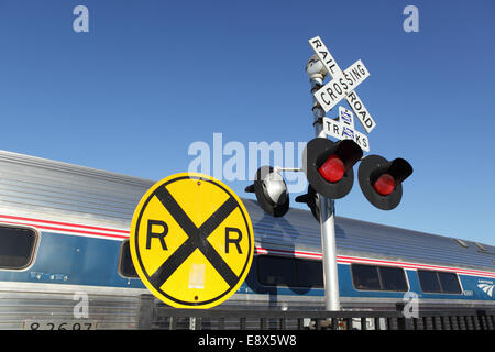Amtrak Zug an einer Kreuzung Zeichen Haltestelle Rutland in Vermont, USA Stockfoto