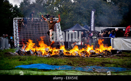 Teilnehmer-Kampf gegen die Elemente in 2014 Spartan Race "Beast" Stockfoto