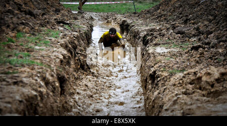 Teilnehmer-Kampf gegen die Elemente in 2014 Spartan Race "Beast" Stockfoto