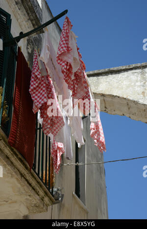 Wäsche trocknen, italienische Straße Stockfoto