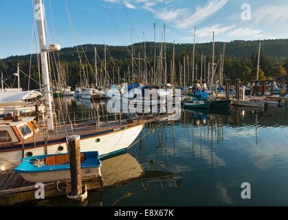 Britisch-Kolumbien, Kanada Blick auf Boote im Ganges Harbor, Saltspring Island. Kanadier / Gulf Islands Stockfoto