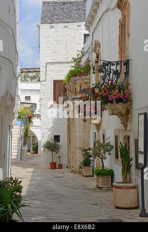 Gasse, Locorotondo, Apulien, Italien Stockfoto