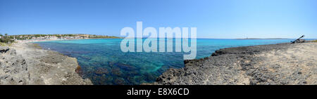 Panoramablick auf Strand von Punta Prima in Menorca, Spanien Stockfoto