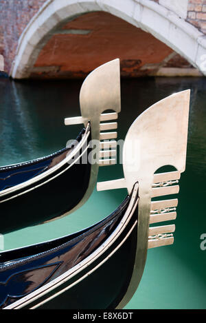 Bug von zwei Gondeln in Venedig, Italien Stockfoto