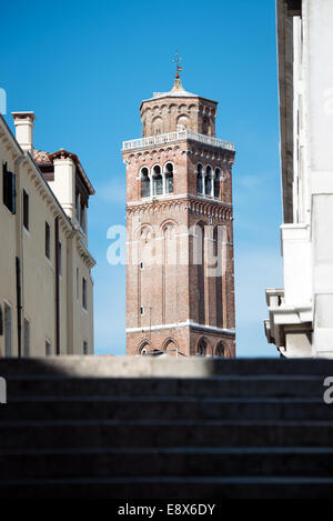 Glockenturm der Kirche Santa Maria Gloriosa dei Frari, Venedig, Italien Stockfoto