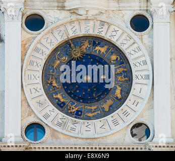 Astronomische Glockenturm (Torre Orologio) am Markusplatz (Piazza San Marko), Venedig, Italien Stockfoto